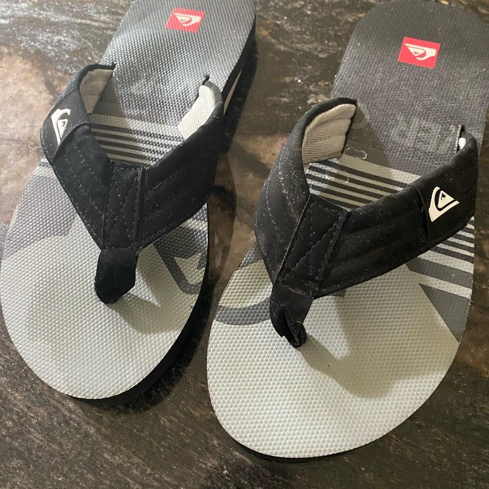 Quicksilver black flip flops Size 9